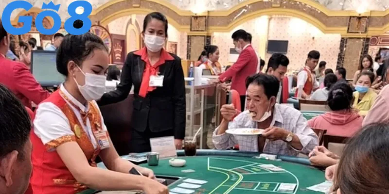 Người chơi thư giãn sau ván cược căng thẳng